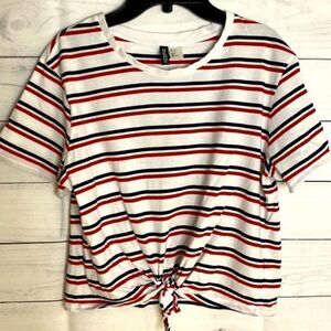 Divided cropped t-shirt.